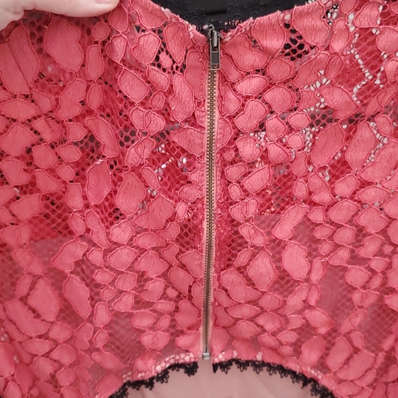 Stunning lace dress by Alexis - Picture 10 of 10